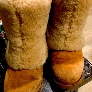 Woman’s uggs size 7